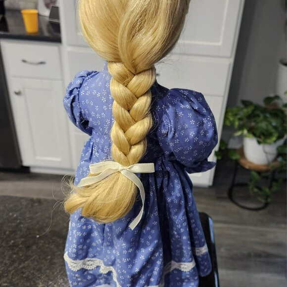 Vintage Doll Dutch Girl Jana from House of Lloyd's Christmas Around The World - Picture 4 of 4